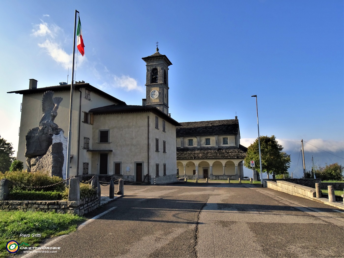 07 La chiesa di Fuipiano Imagna con canonica e monumento ai caduti nella luce del mattino .JPG